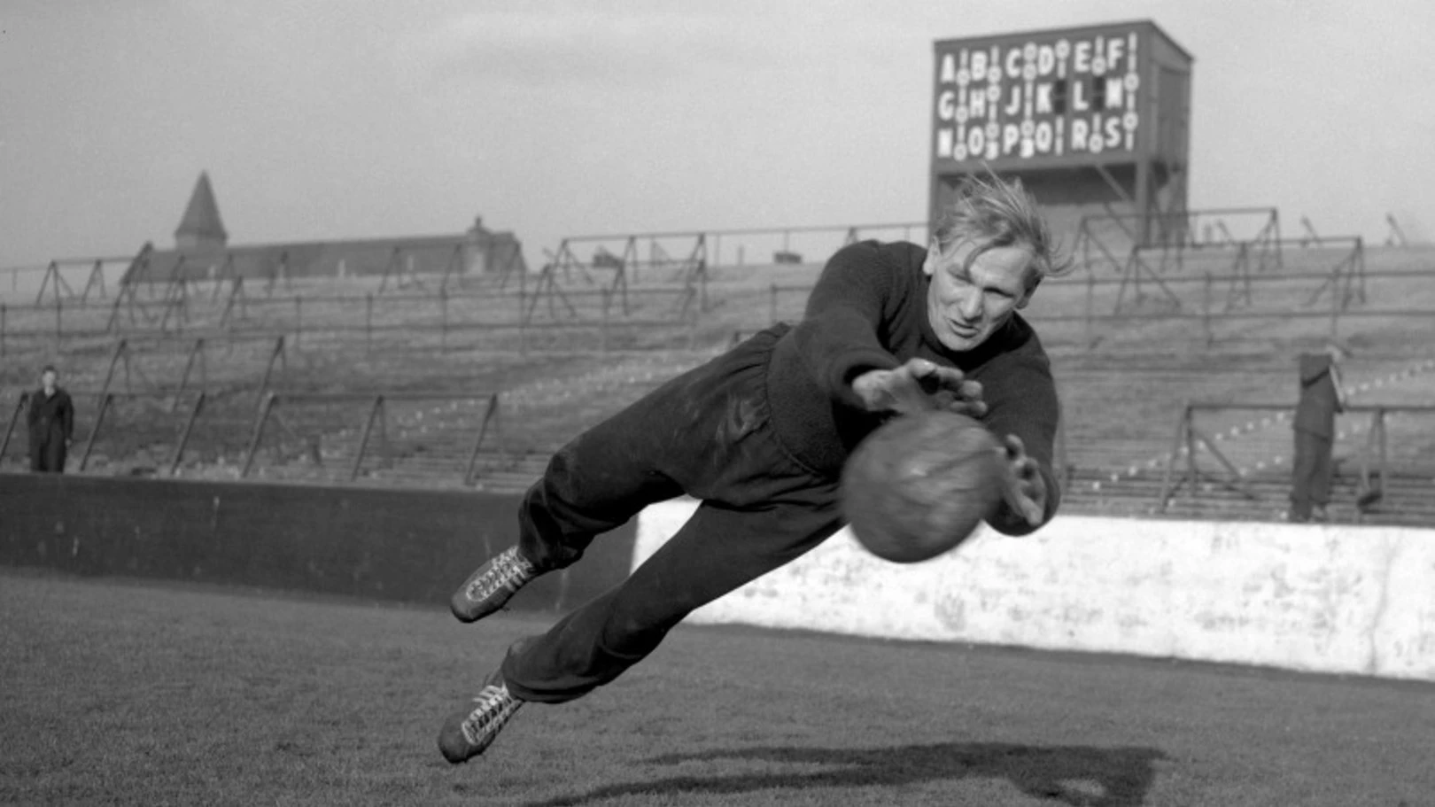 Bert Trautmann đã chơi ở vị trí thủ môn cho Manchester City từ năm 1949 đến năm 1964